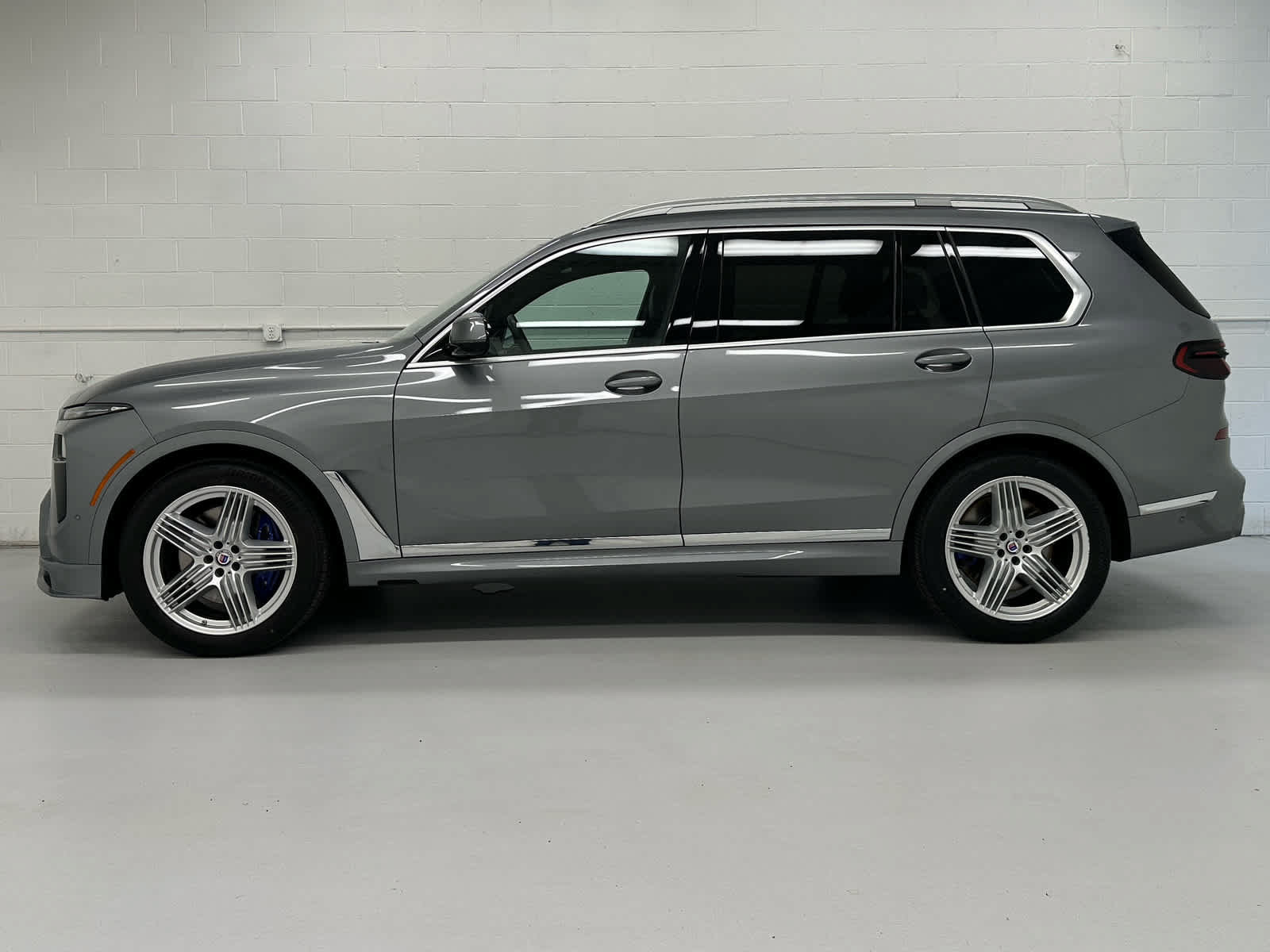 Used 2025 BMW ALPINA XB7 AWD/4WD image 3