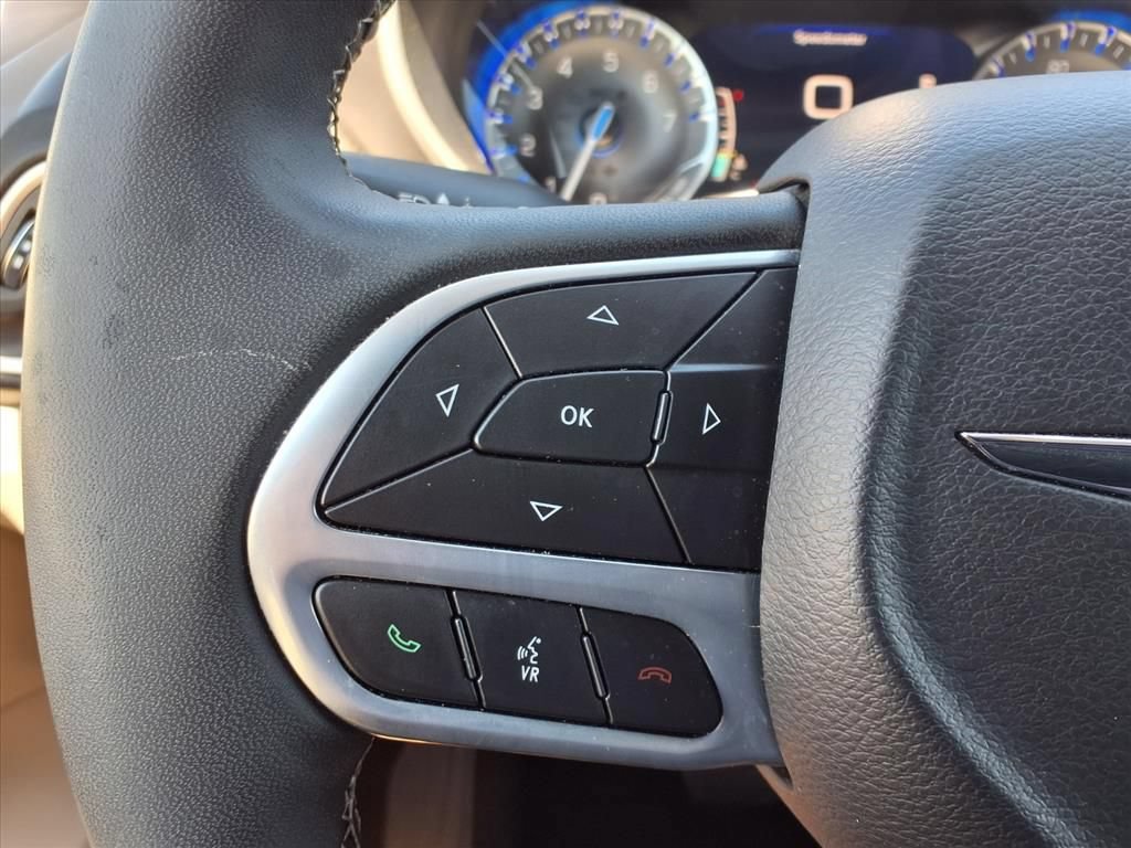 Used 2024 Chrysler Pacifica Touring-L FWD image 16