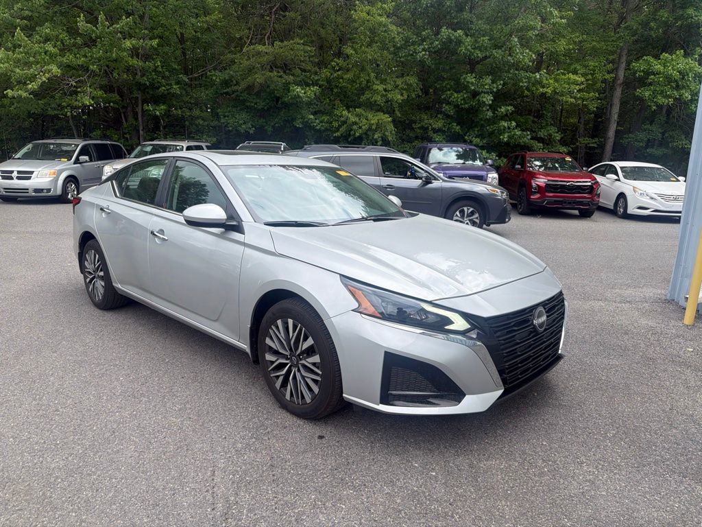 Used 2024 Nissan Altima 2.5 SV w/ SV Premium Package AWD/4WD image 1