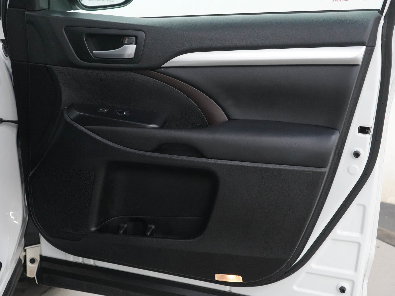 Used 2018 Toyota Highlander XLE AWD/4WD image 9