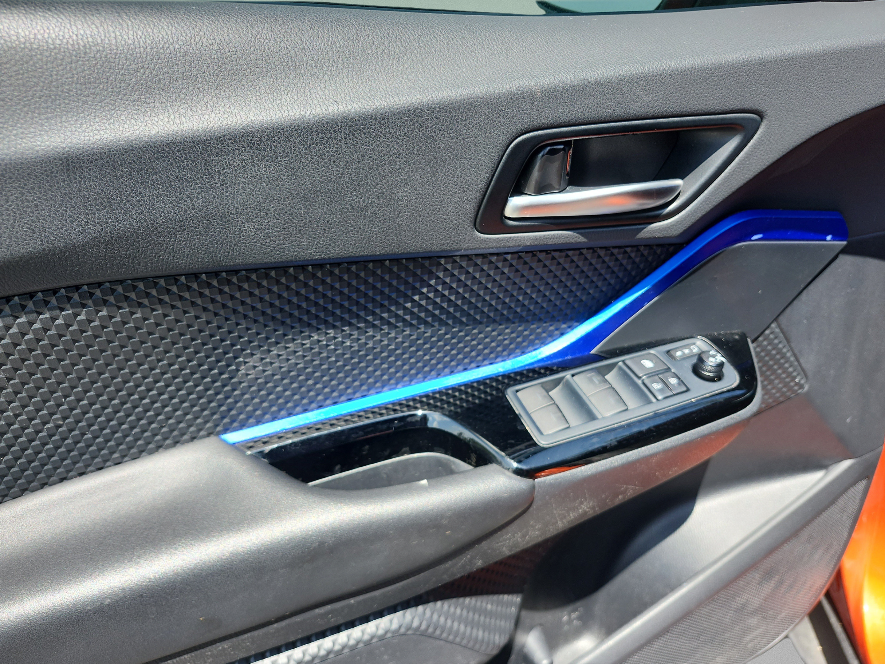 Used 2020 Toyota C-HR XLE FWD image 17