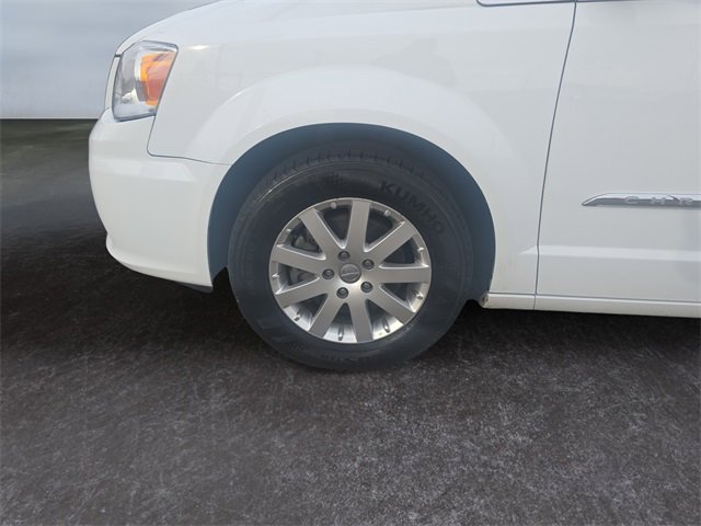 Used 2015 Chrysler Town & Country Touring w/ Driver Convenience Group image 14