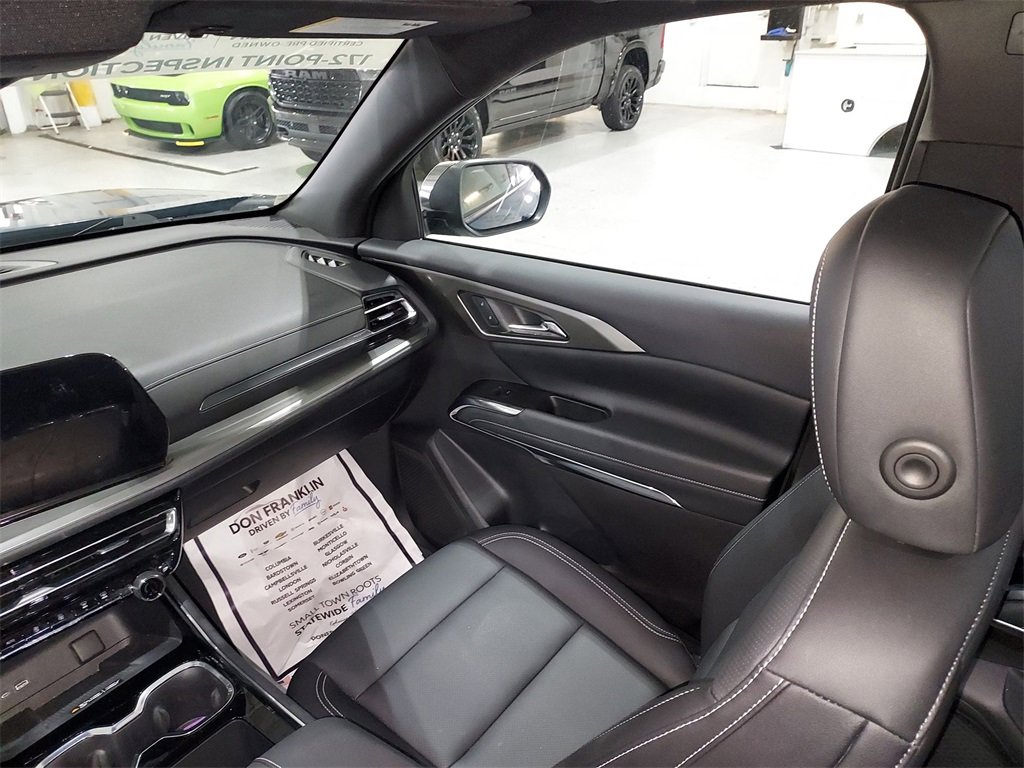 Used 2025 Chevrolet Traverse LT w/ Midnight/Sport Edition image 11