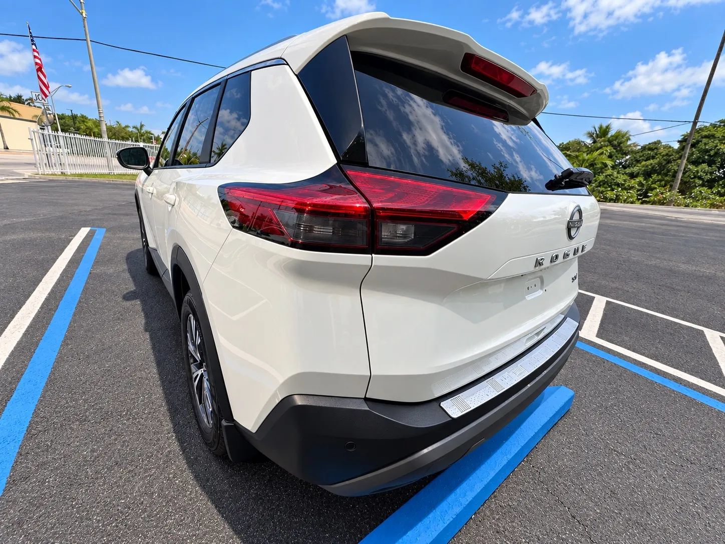 Used 2023 Nissan Rogue SV w/ SV Premium Package FWD image 9