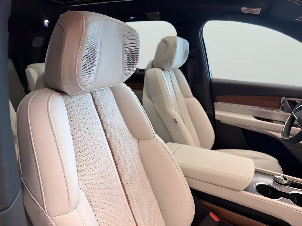 New 2027 Cadillac Vistiq Sport w/ LPO, Floor Liner Package AWD/4WD image 33