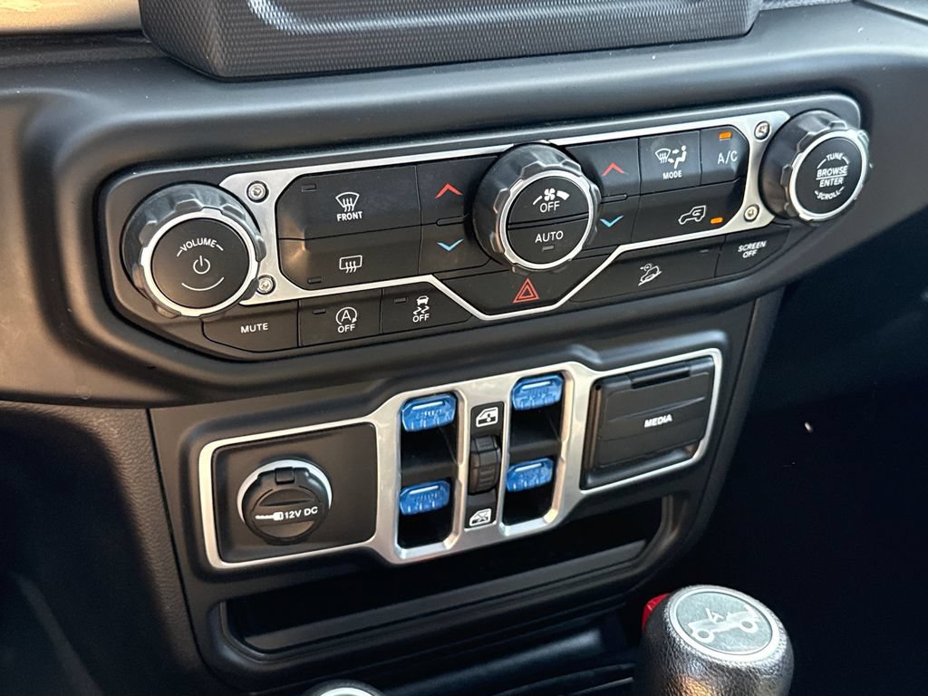 Used 2018 Jeep Wrangler Unlimited Sahara AWD/4WD image 26