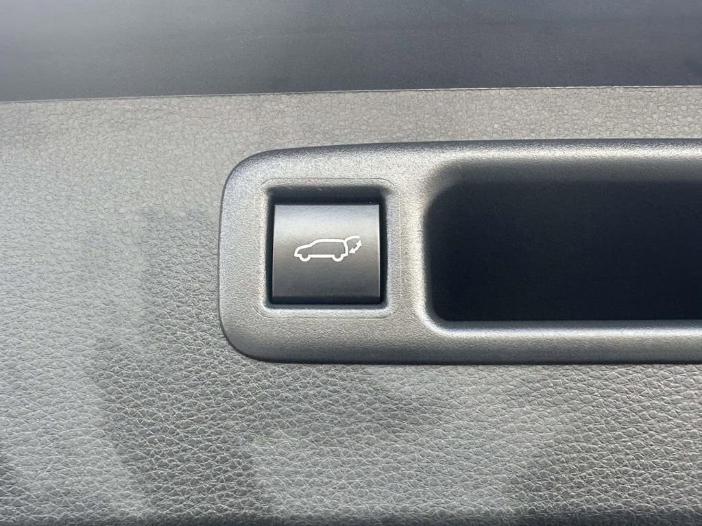 Used 2023 Toyota Highlander LE image 9