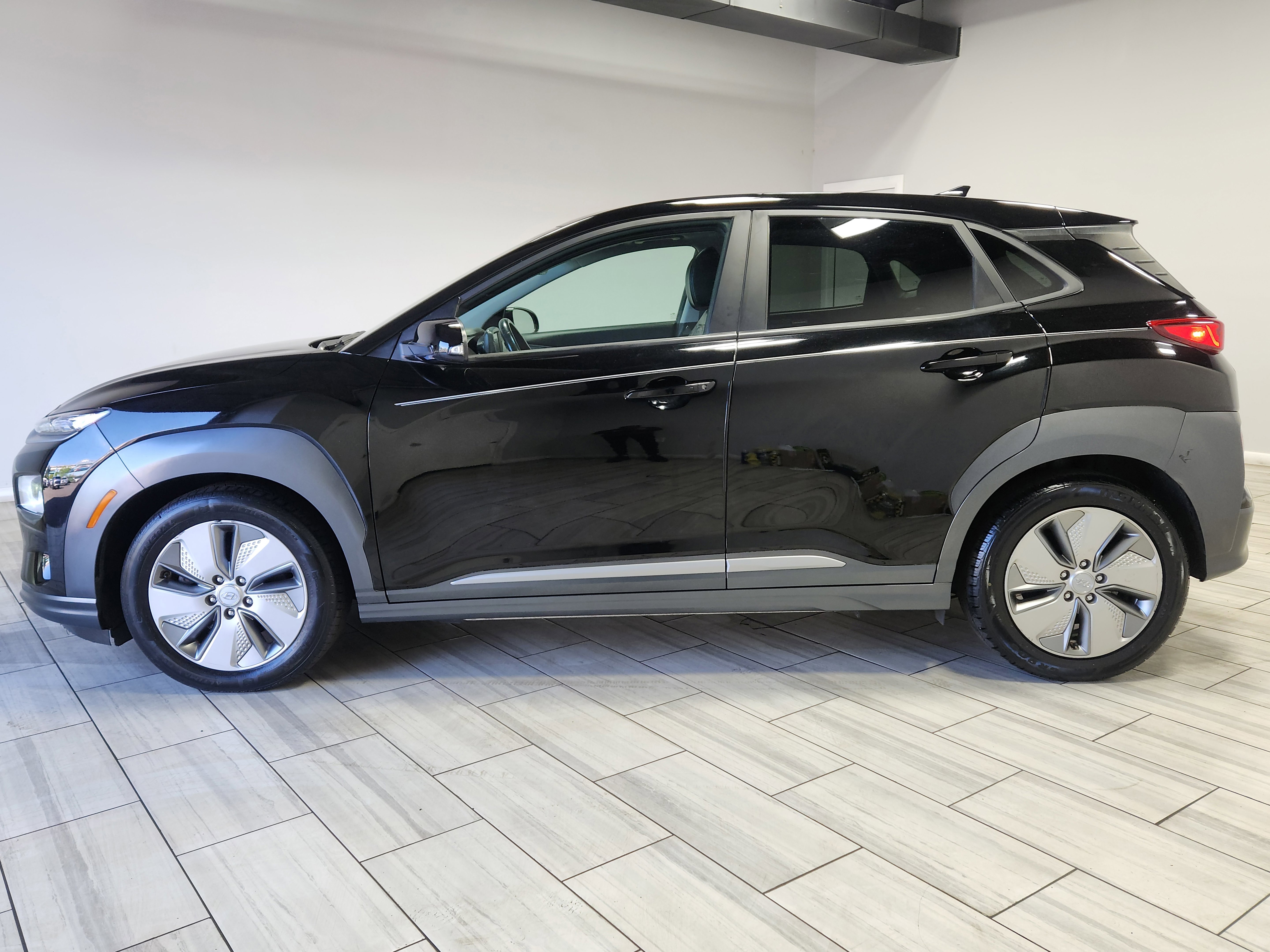 Used 2021 Hyundai Kona Limited FWD image 2