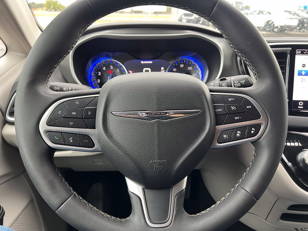 Used 2024 Chrysler Pacifica Touring-L FWD image 12