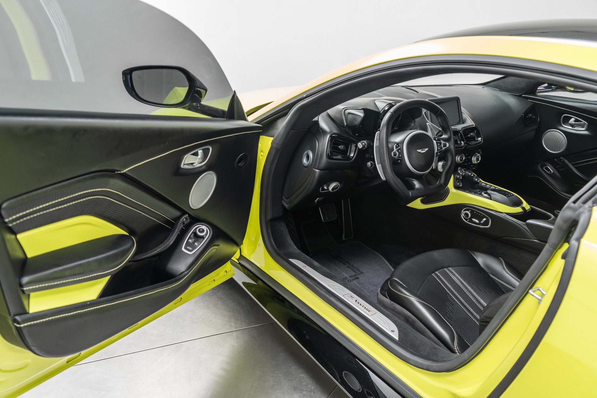 Used 2019 Aston Martin V8 Vantage Coupe RWD image 23