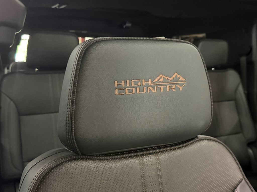 Used 2025 Chevrolet Suburban High Country AWD/4WD image 28