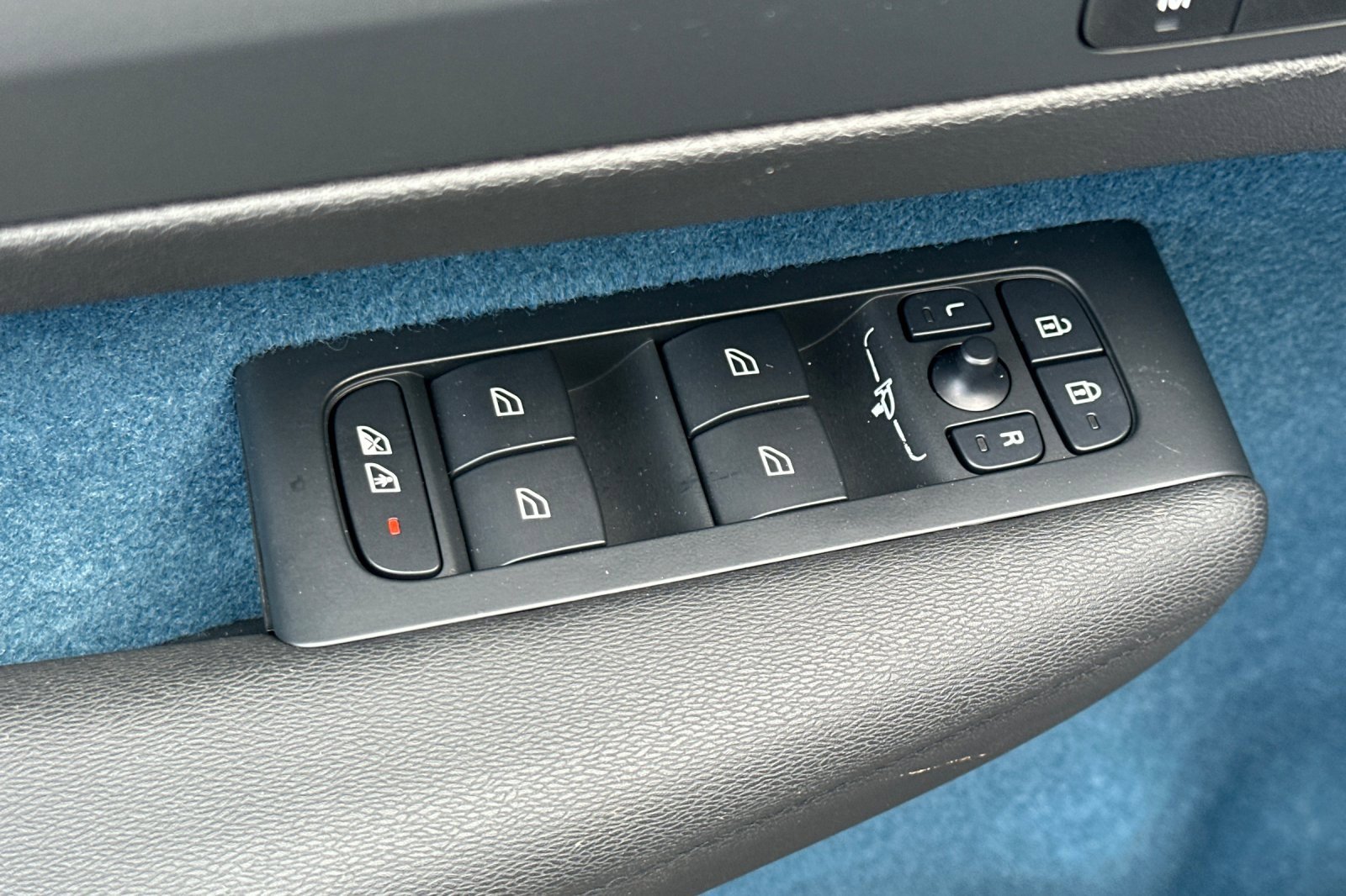 Used 2025 Volvo EX40 Ultra w/ Protection Package Premier image 16