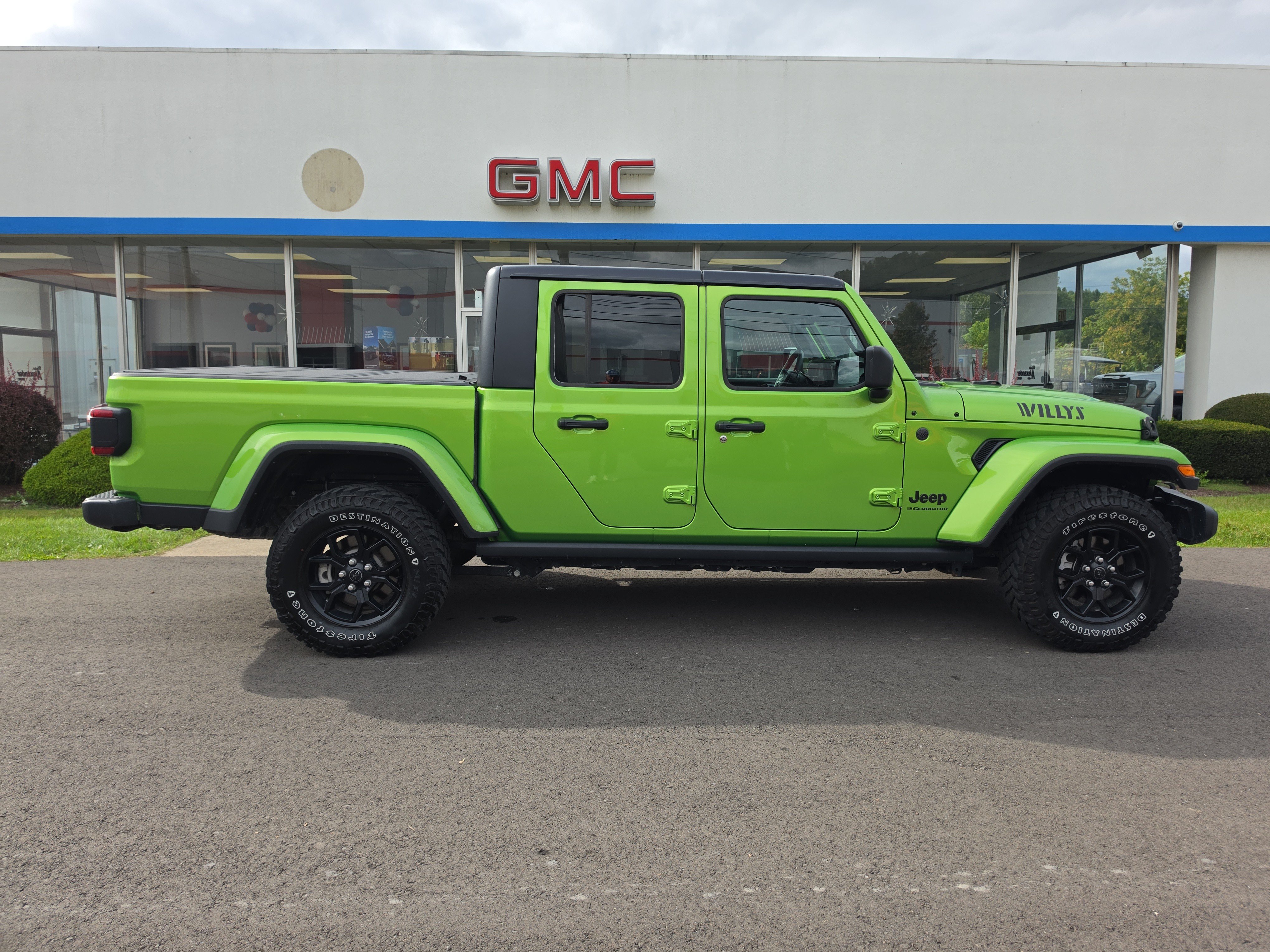 Used 2025 Jeep Gladiator Sport AWD/4WD image 2