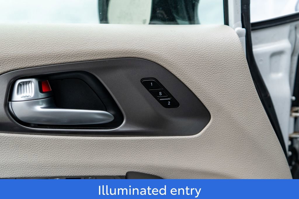 Used 2024 Chrysler Pacifica Select image 19