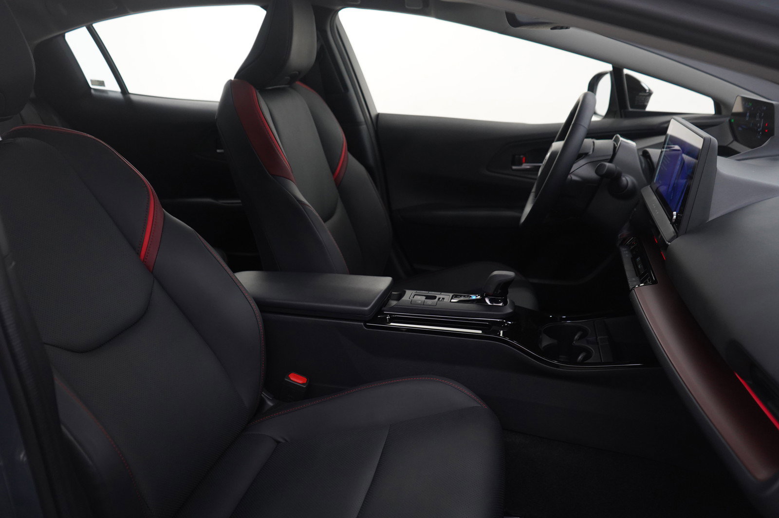 Used 2025 Toyota Prius Plug-In Hybrid image 13