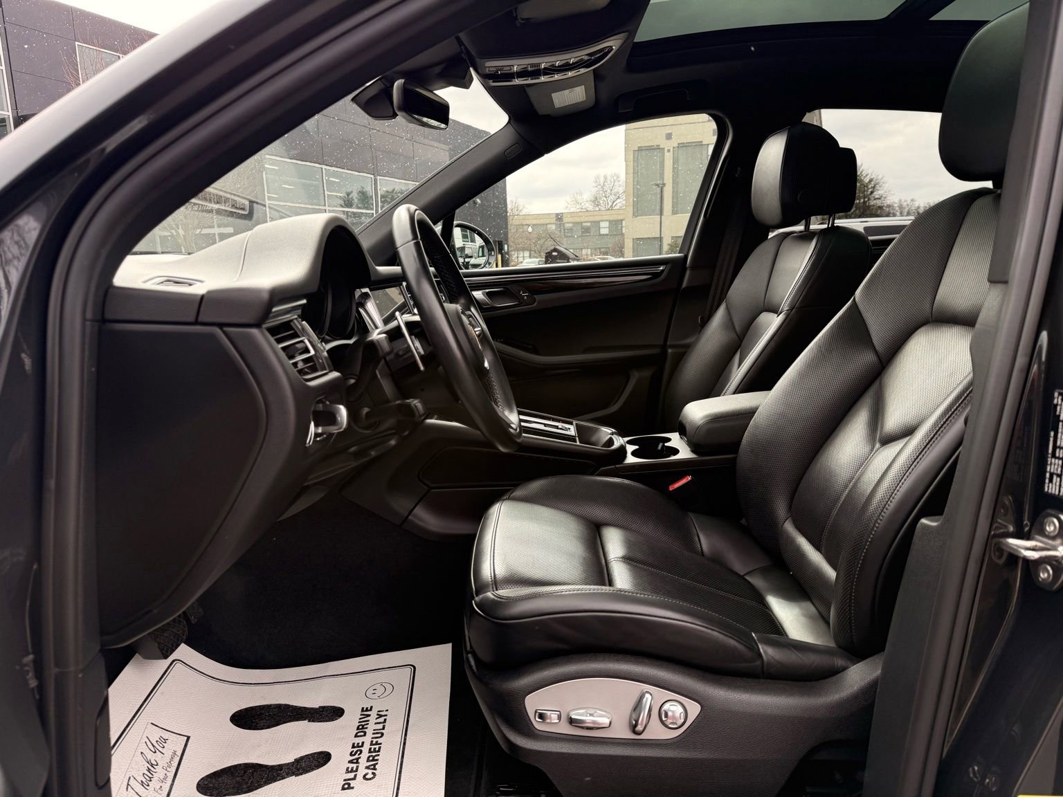 Used 2022 Porsche Macan image 44