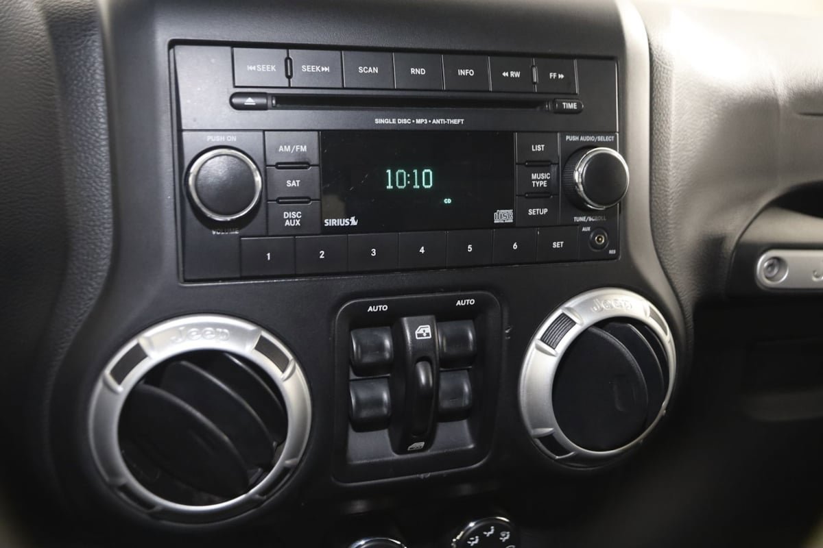 Used 2012 Jeep Wrangler Unlimited Rubicon AWD/4WD image 24