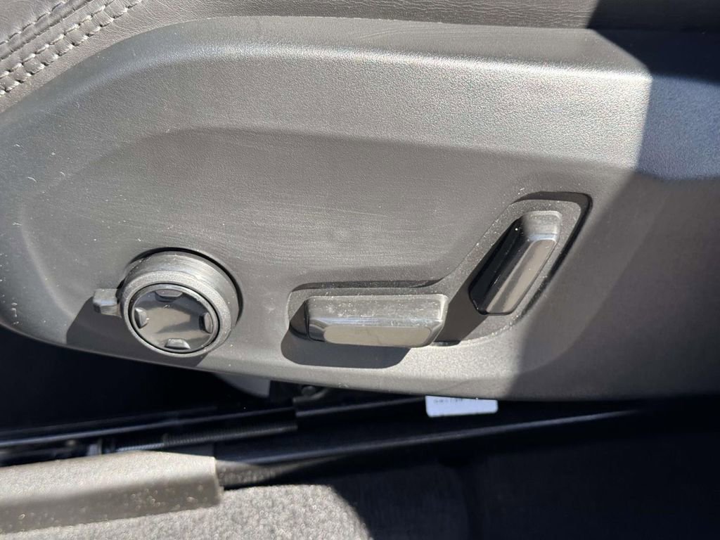 Used 2023 Volvo XC60 B6 Ultimate w/ Protection Package Premier image 21