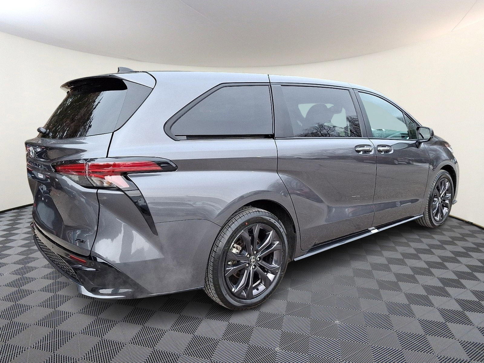 Used 2025 Toyota Sienna XSE FWD image 6