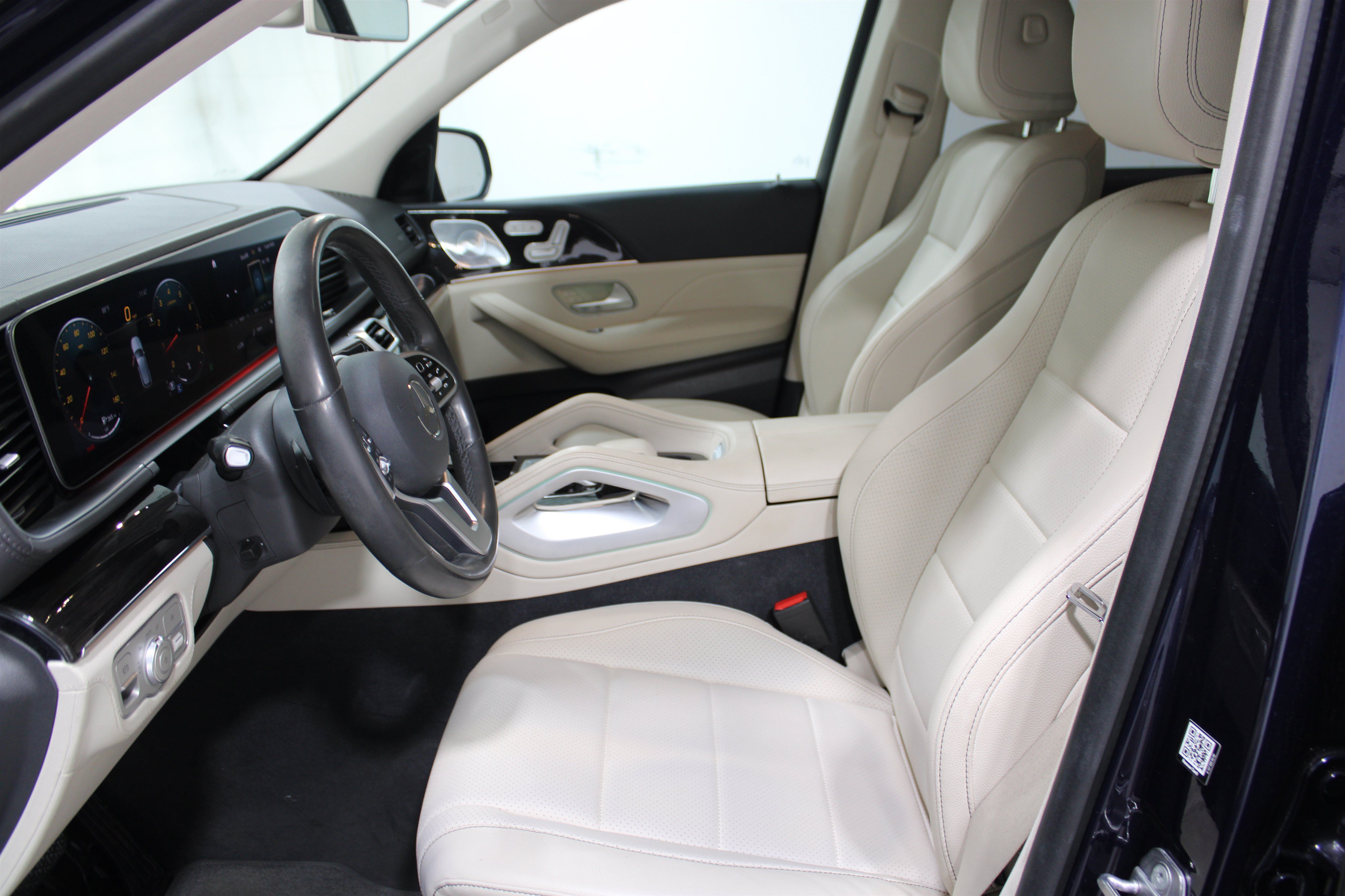 Used 2020 Mercedes-Benz GLE 350 4MATIC w/ Premium Package image 3