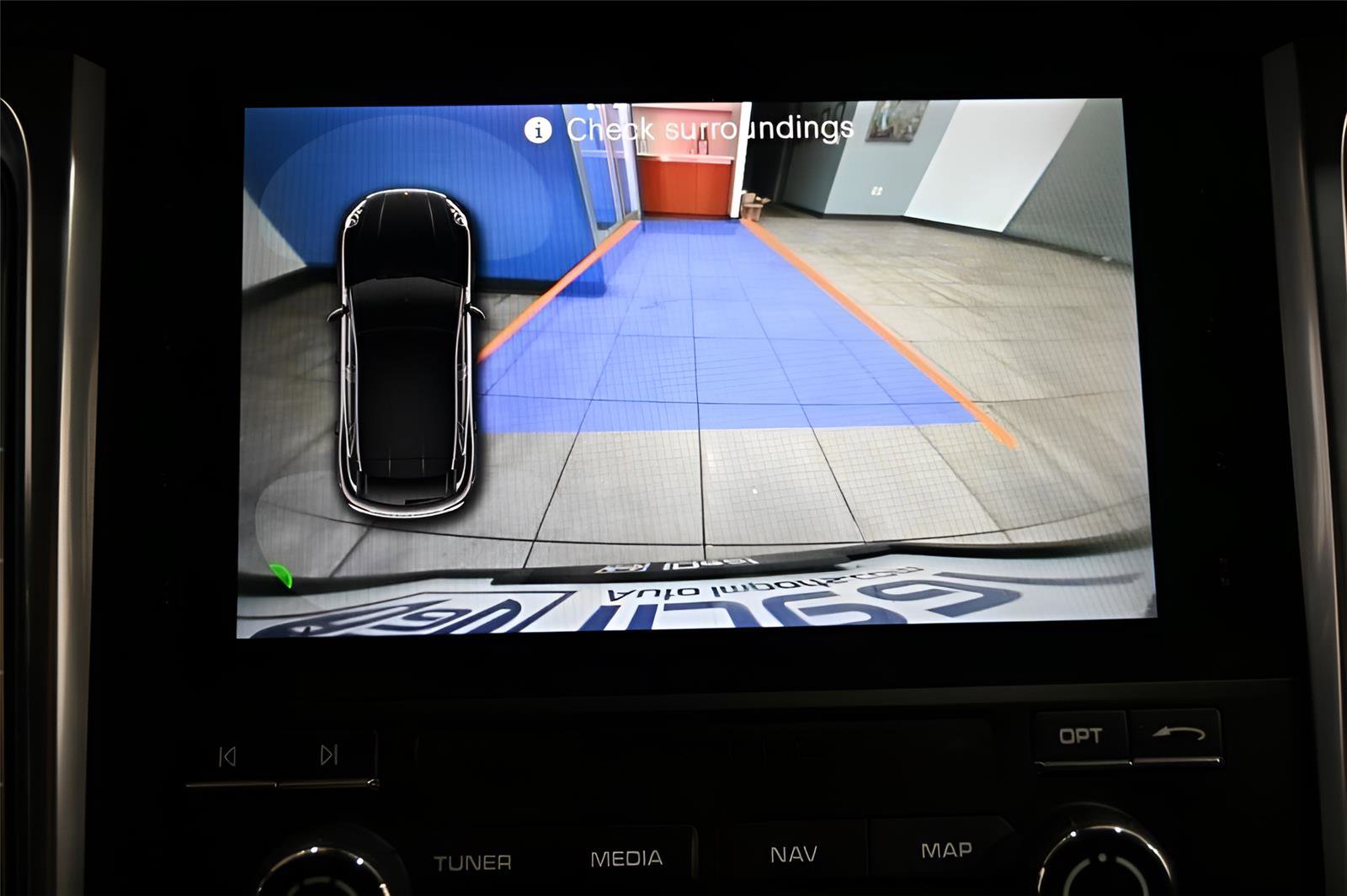 Used 2018 Porsche Macan AWD/4WD image 28