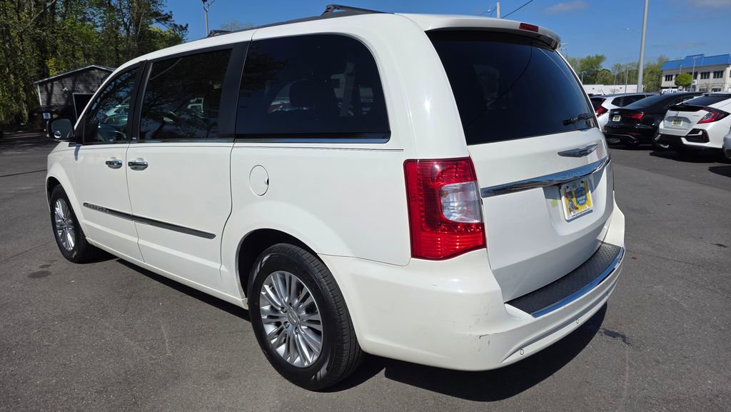 Used 2013 Chrysler Town & Country Touring-L w/ Entertainment Group #2 image 7