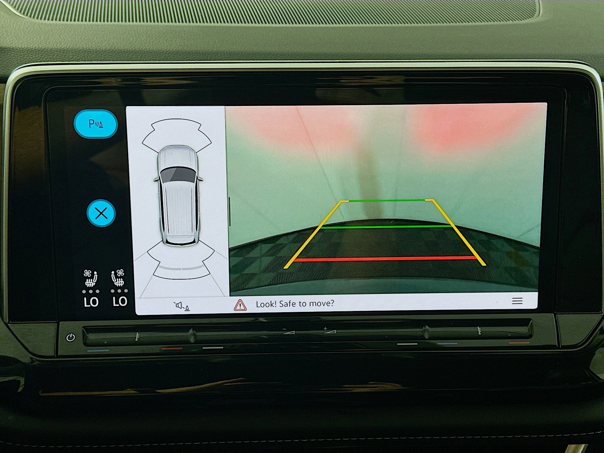 Used 2025 Volkswagen Atlas SE image 23