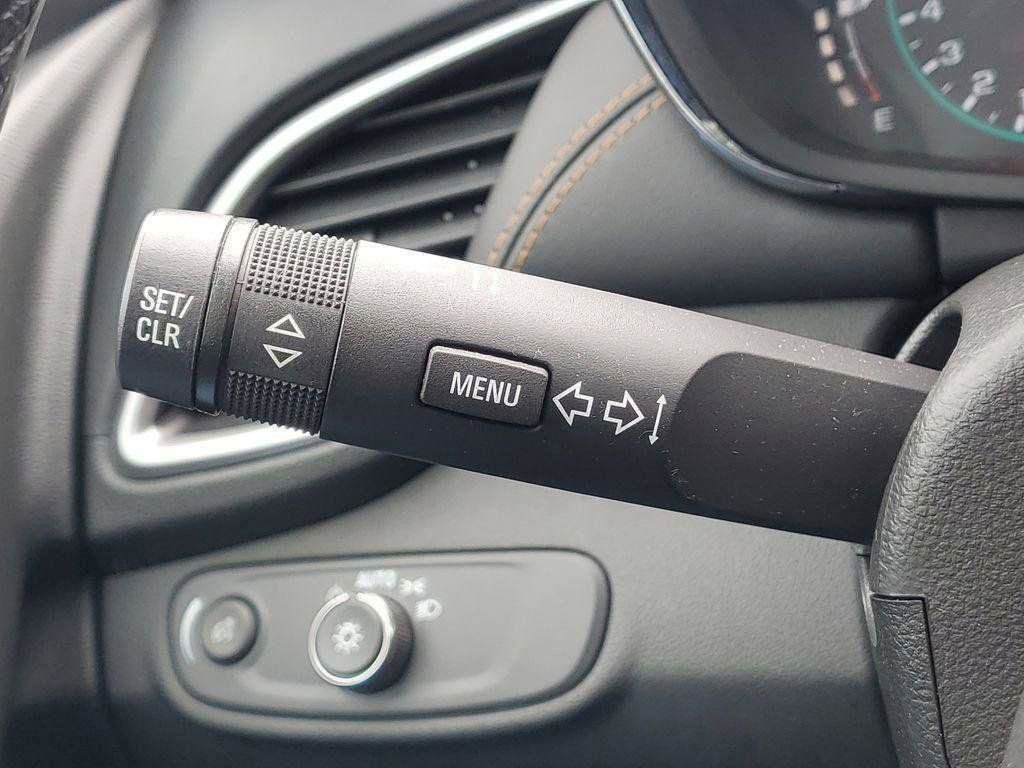 Used 2022 Chevrolet Trax LT w/ LT Convenience Package image 11