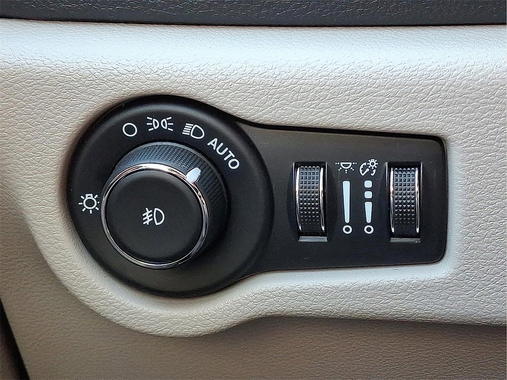 Used 2022 Chrysler Pacifica Touring-L w/ Uconnect Theater Family Group image 26