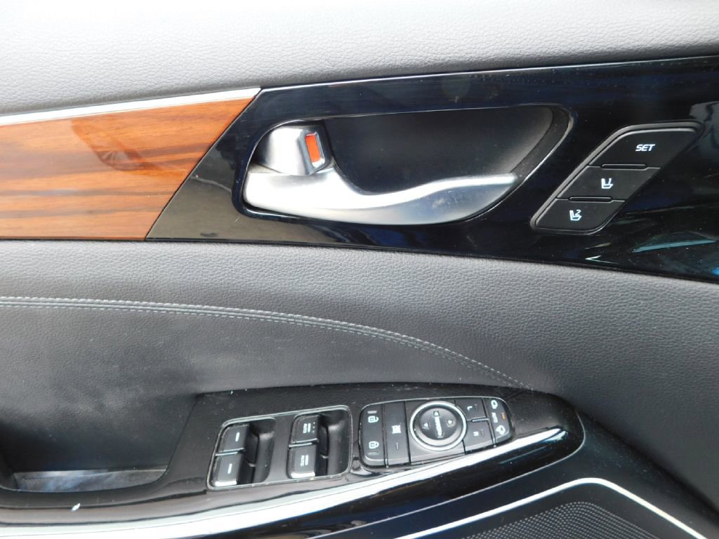 Used 2017 Kia Cadenza Technology FWD image 28