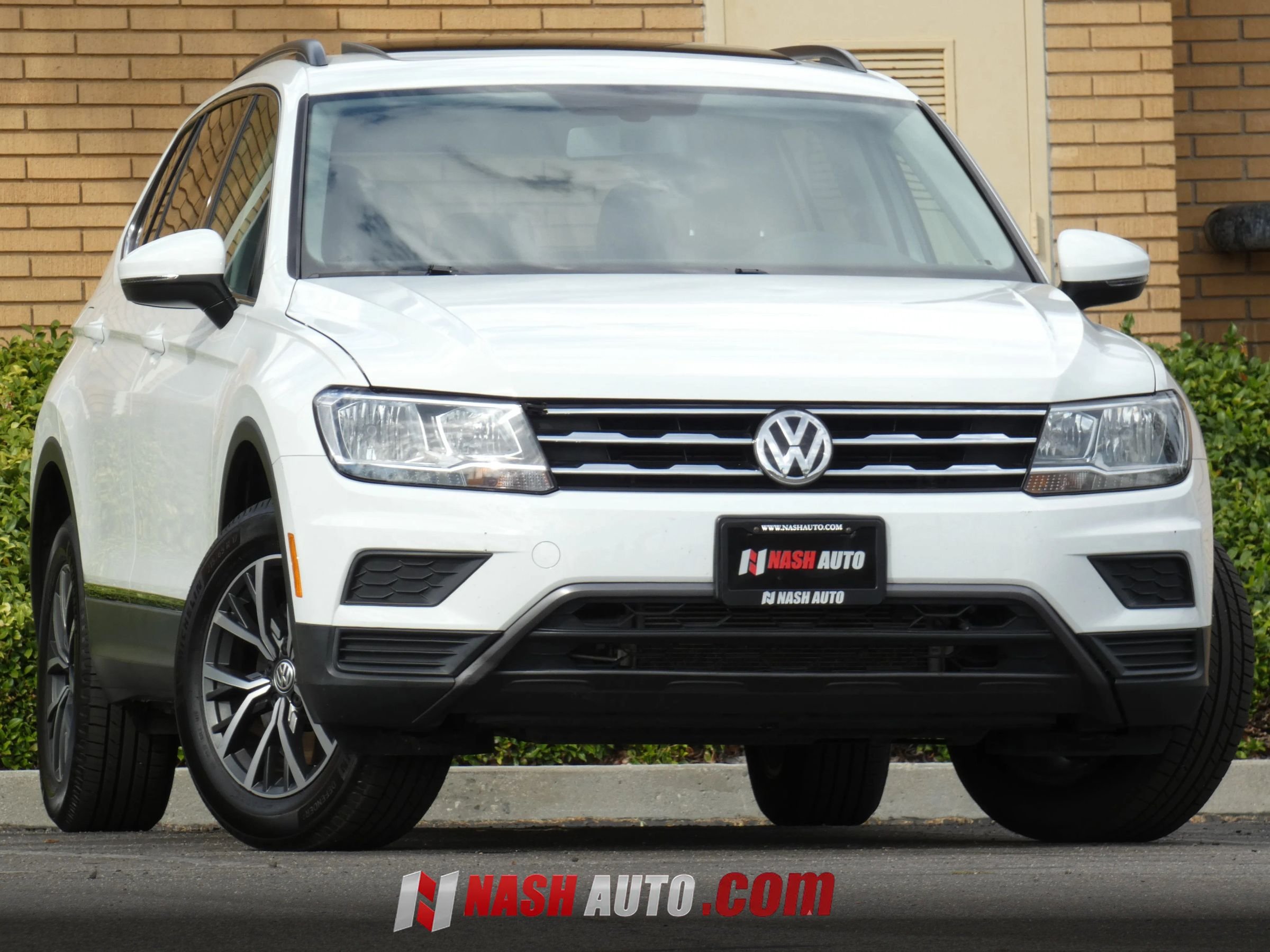Used 2020 Volkswagen Tiguan SE w/ Panoramic Sunroof Package FWD image 3