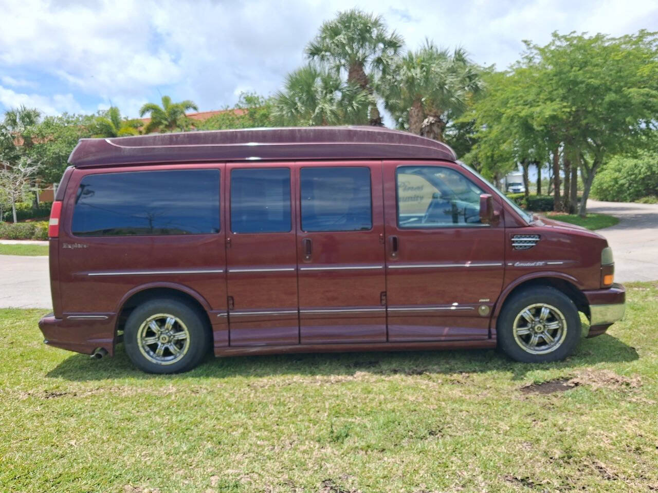 Used 2010 GMC Savana 1500 AWD w/ Preferred Equipment Group image 2