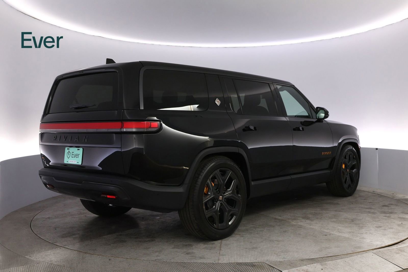 Used 2025 Rivian R1S Premium AWD/4WD image 3