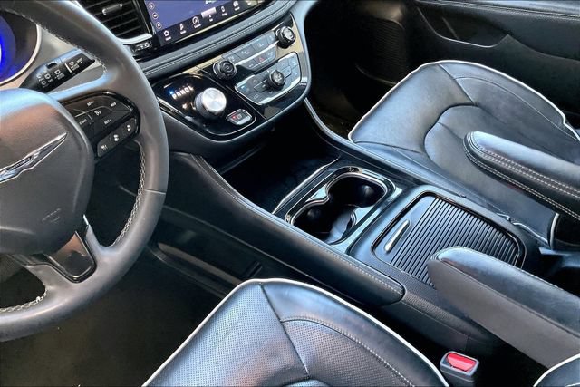 Used 2023 Chrysler Pacifica Limited w/ Uconnect Theater Family Group FWD image 17
