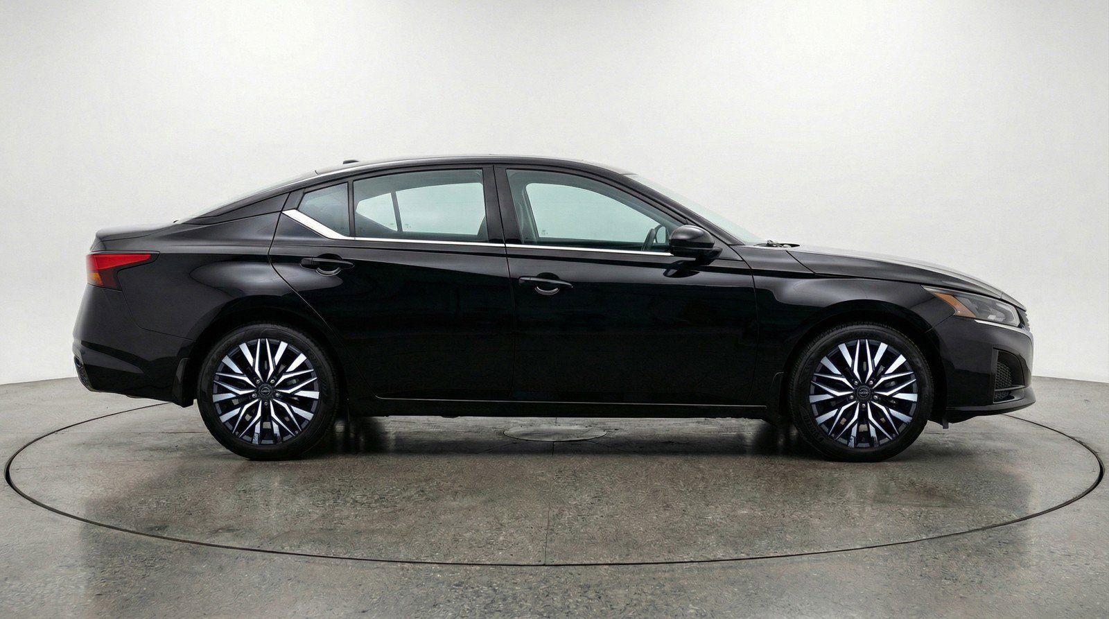 Used 2025 Nissan Altima 2.5 SV image 11