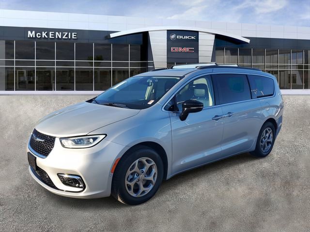 Used 2024 Chrysler Pacifica Limited w/ Uconnect Theater Family Group image 2