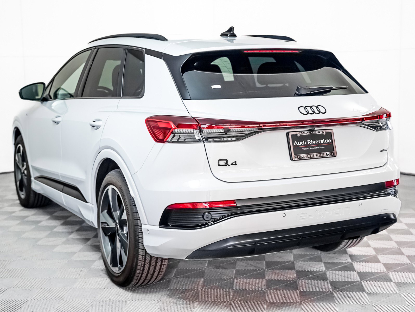 Used 2024 Audi Q4 e-tron Premium Plus image 2