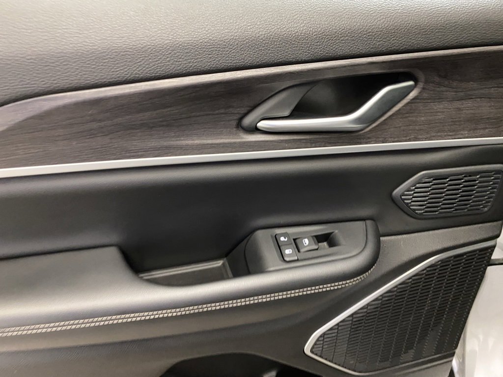 Used 2023 Jeep Grand Cherokee 4WD 4xe image 32