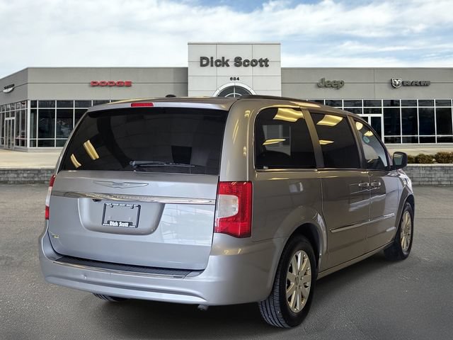 Used 2016 Chrysler Town & Country Touring FWD image 5
