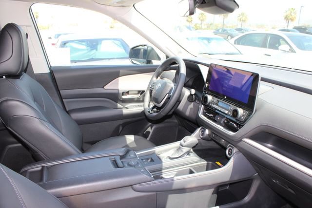 Used 2025 Toyota Grand Highlander AWD Hybrid image 5