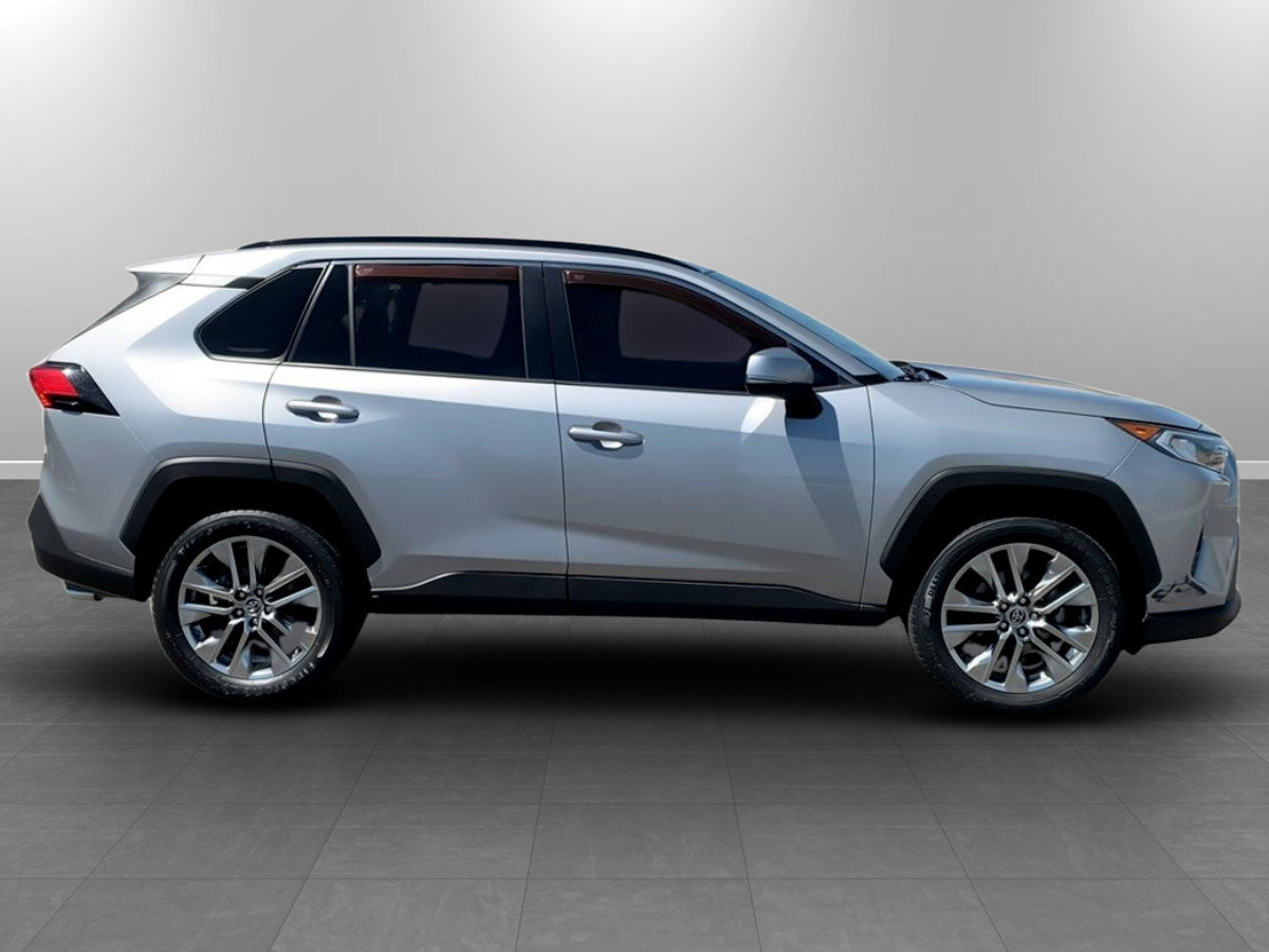 Used 2019 Toyota RAV4 XLE Premium FWD image 8