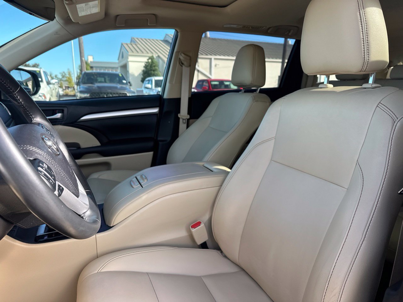Used 2019 Toyota Highlander XLE FWD image 8