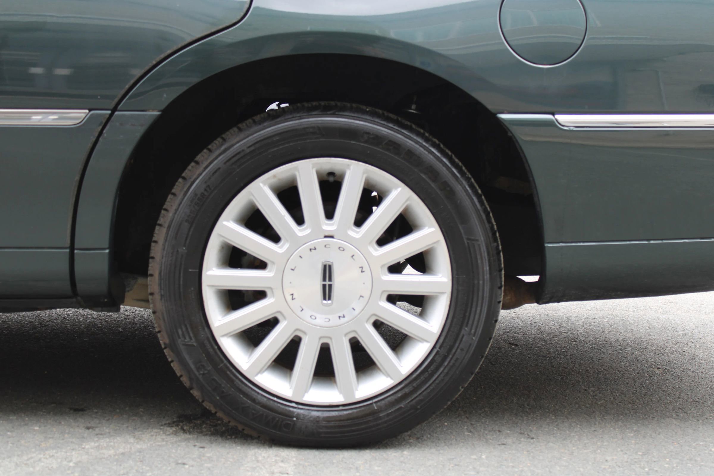 Used 2003 Lincoln Town Car Signature image 29