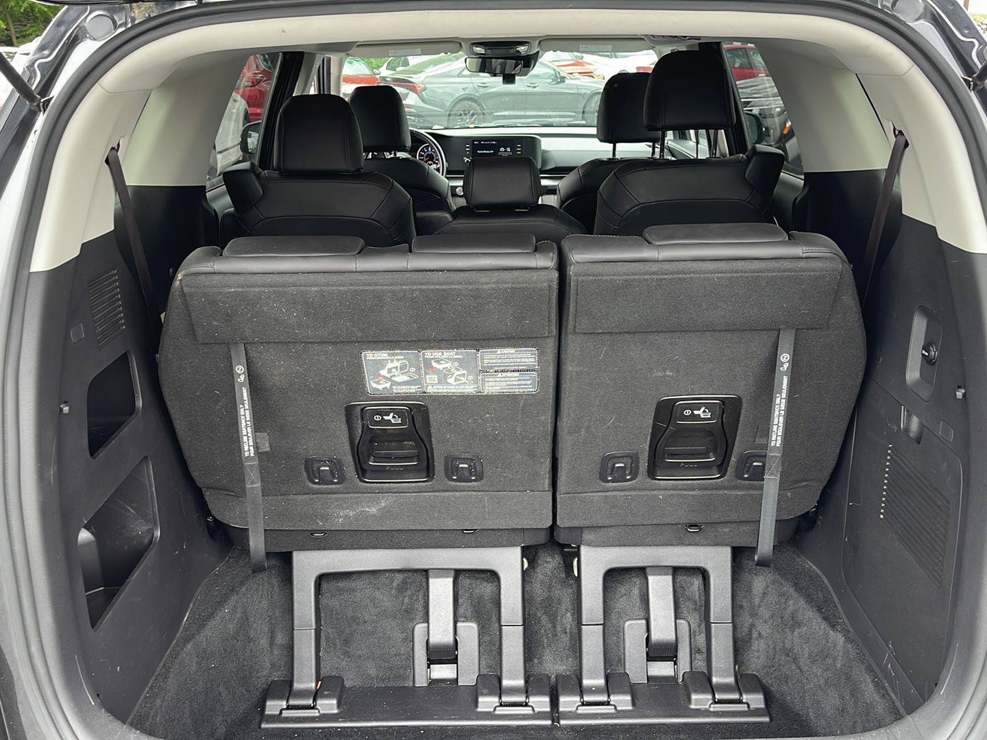 Used 2024 Kia Carnival LX FWD image 6