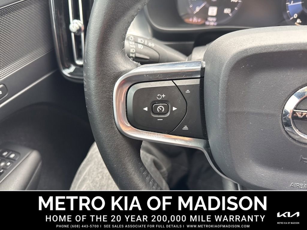 Used 2020 Volvo XC40 T5 Momentum image 17