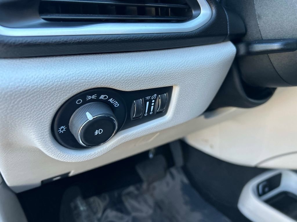 Used 2024 Chrysler Pacifica Touring-L image 22