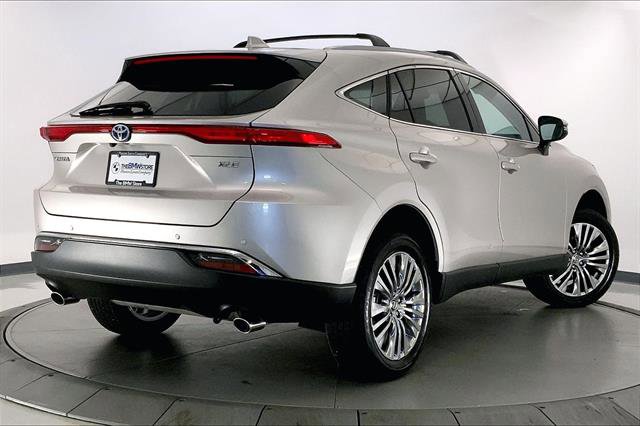 Used 2024 Toyota Venza XLE image 12