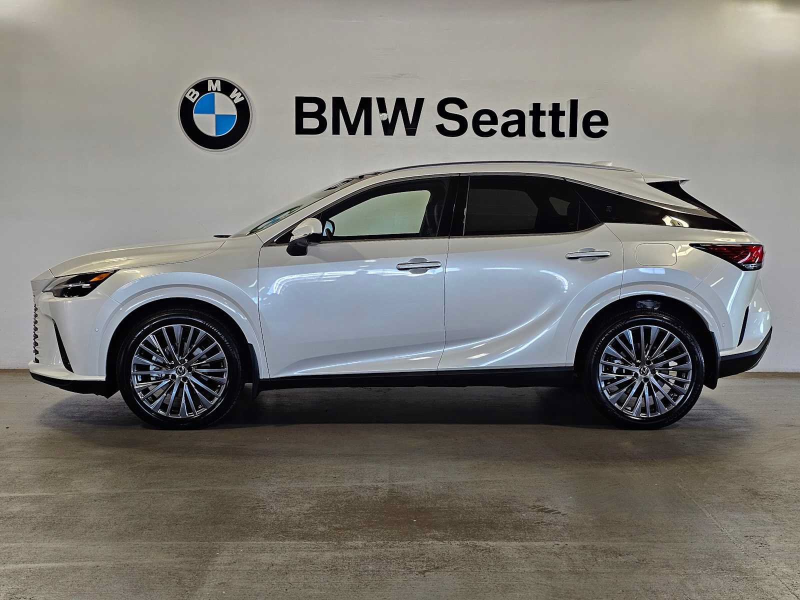 Used 2025 Lexus RX 450h AWD w/ Convenience Package image 3