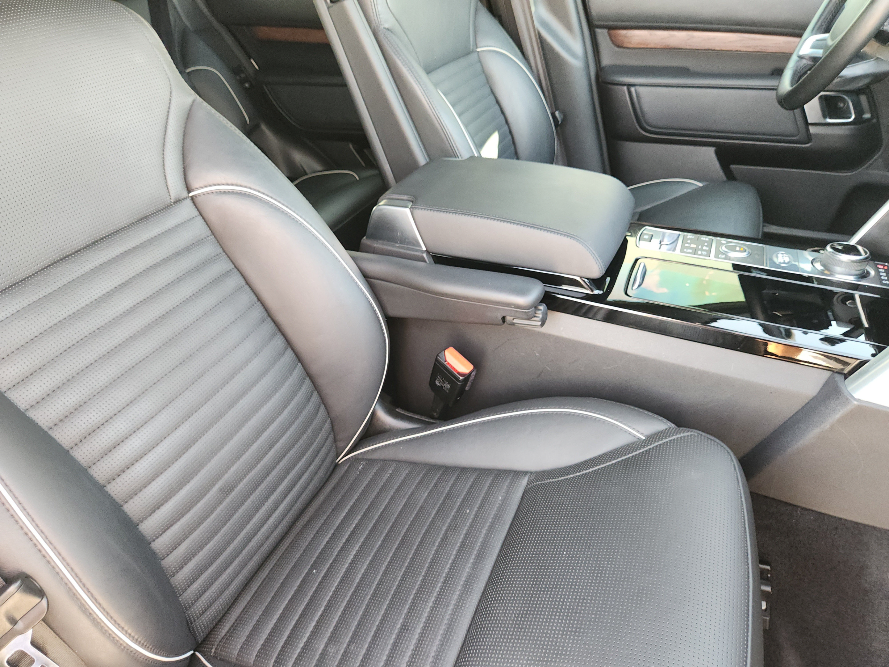 Used 2018 Land Rover Discovery HSE Luxury AWD/4WD image 8