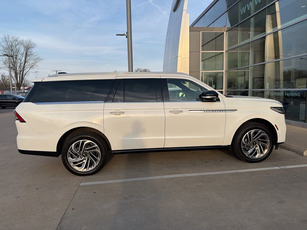 Used 2025 Lincoln Navigator L Reserve image 9